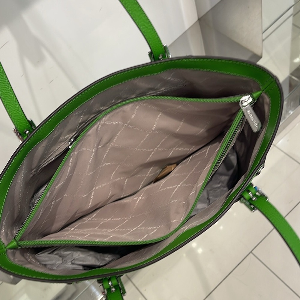 Michael Kors Voyager Large Saffiano Leather Tote Bag
Jungle Green
NWT - Picture 6 of 16